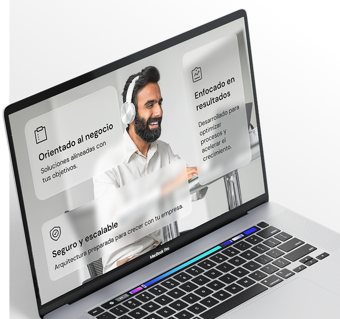 Equipo de desarrollo de software de TecData trabajando en un proyecto a medida