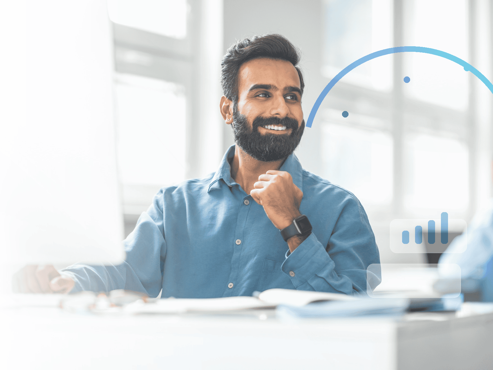 Profesional utilizando información comercial de un CRM